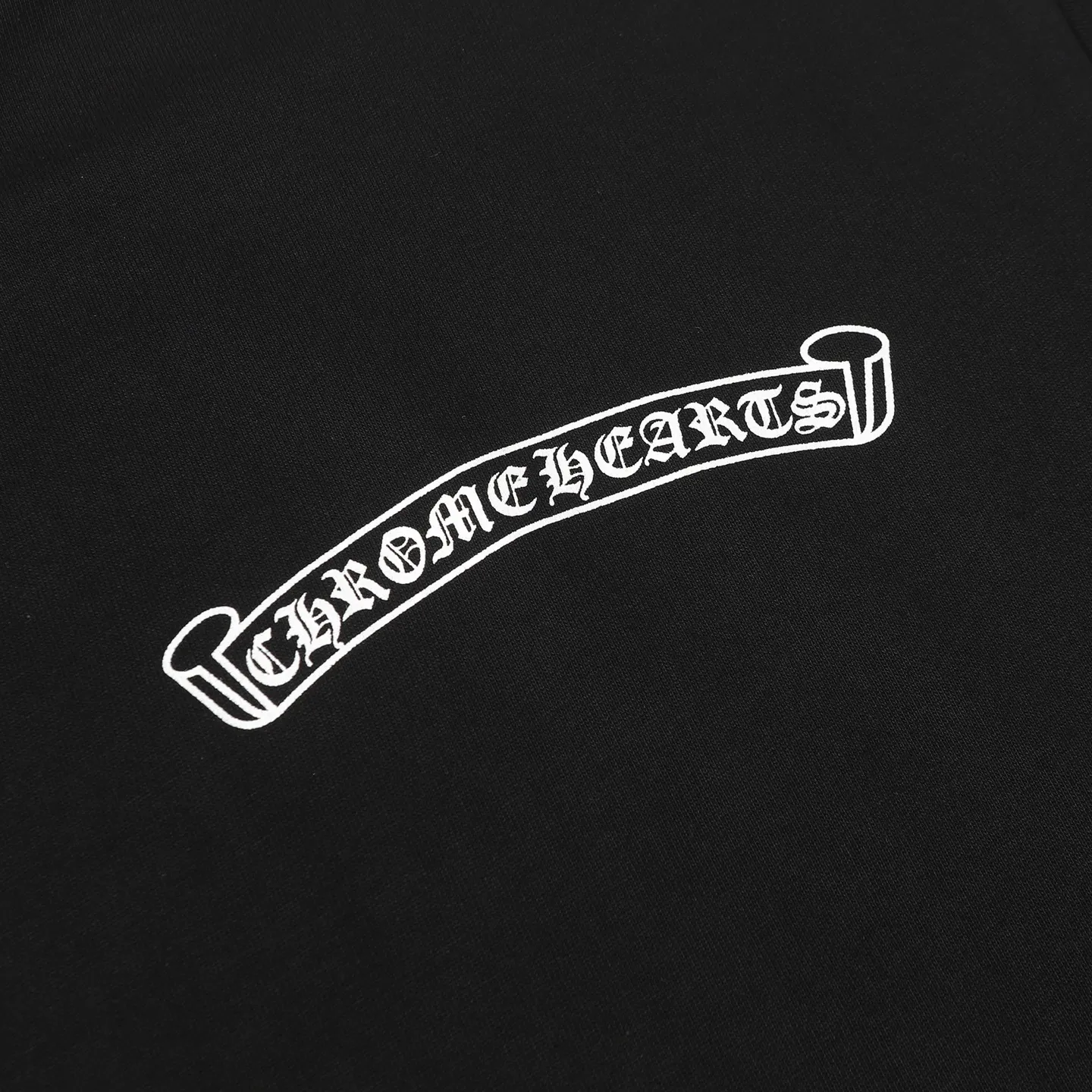 🅿️170 Chrome hearte/Chrome heart ch 25ss early spring new Sanskrit logo short-sleeved T-shirt. A must-have item for daily commuting for men and women in light luxury. The correct version is welcome to compare. Detailed features: ·280 grams of 100% pure cotton double yarn jersey fabric. ·Custom-dyed special thickening in the same vat. 32 count double-strand 1x1 thread. Size: XS-L